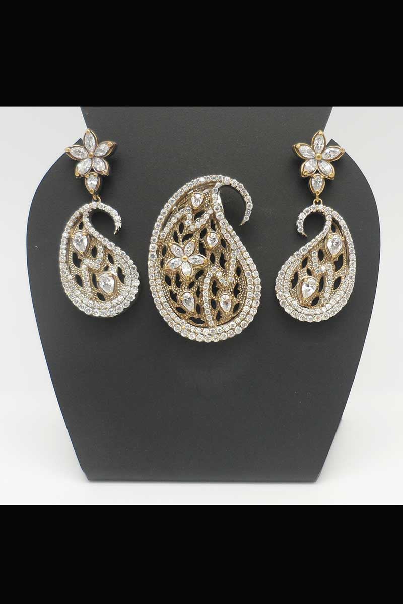 Look traditional with this golden pendant set