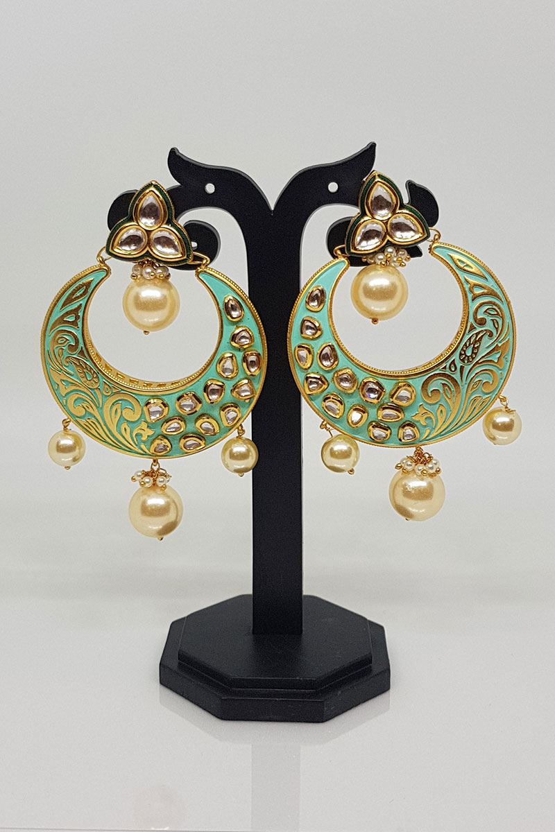 Presents a set of classic JADAU Fashion look