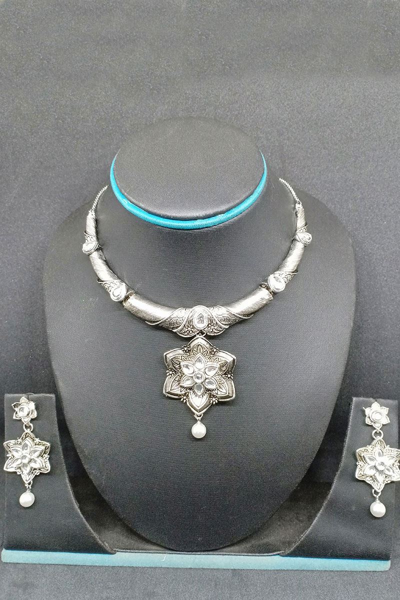 Gorgeous silver color fancy necklace set