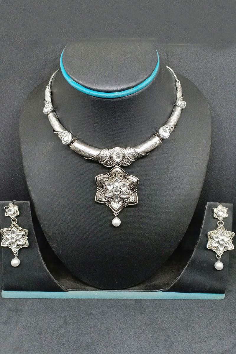 Gorgeous silver color fancy necklace set