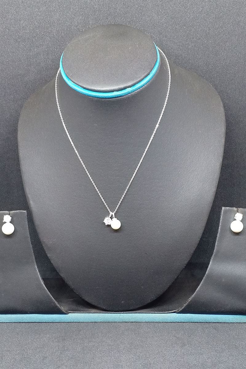 Delicate rhodium plated pendant set