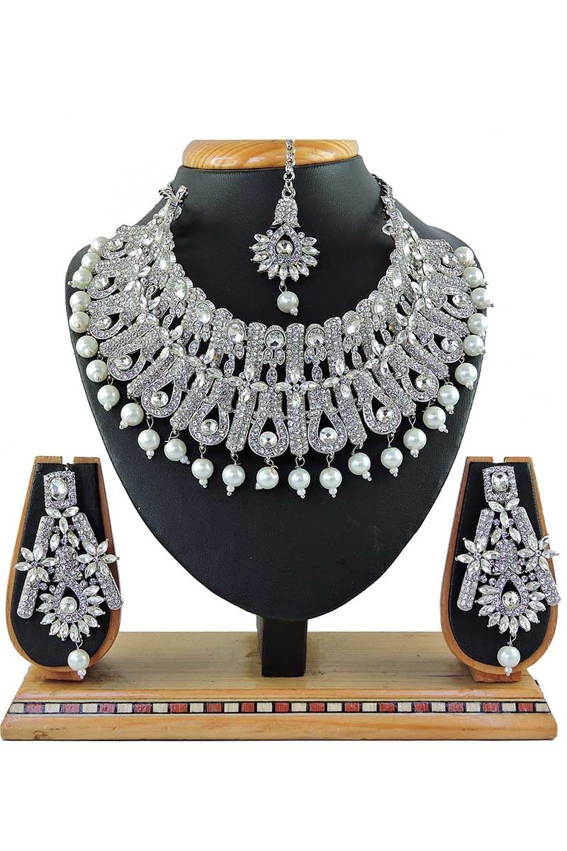 Beautiful White Colored Pearl Imitation Necklace Set