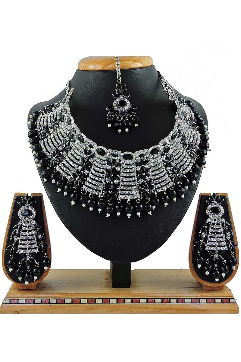 Decent Black Colored Pearl Imitation Necklace Set