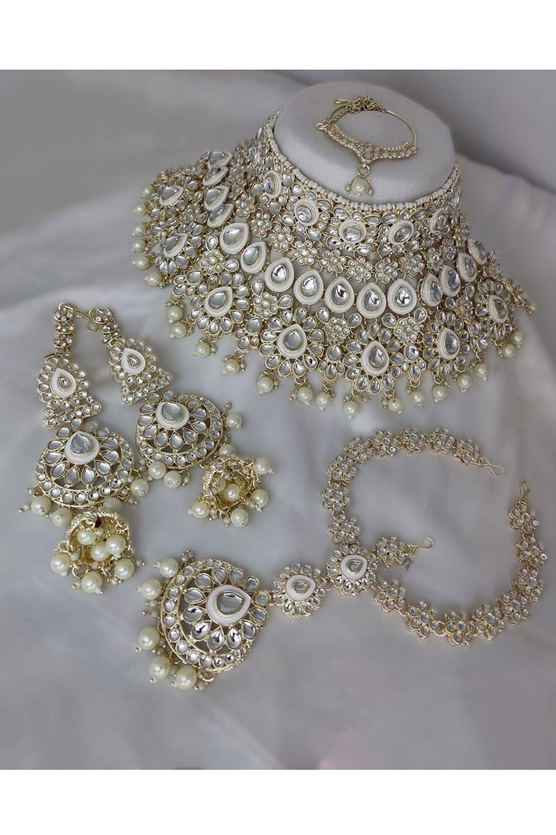 Lovely White Bridal Designer Necklace Set for an Engagement and Party