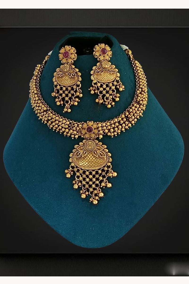 Attractive Golden Designer Necklace Set for Wedding, Reception, and Festivals