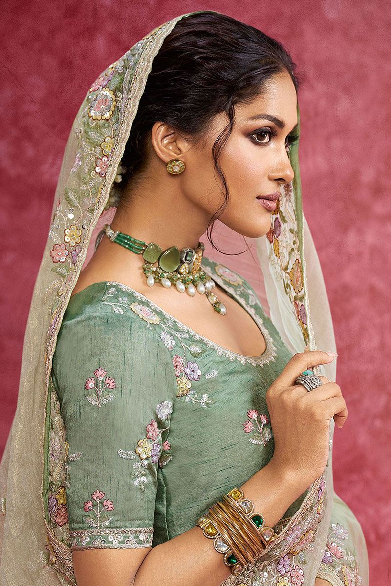 Impressive Pure Weave Silk Designer Saree for Engagement and Reception